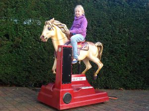 kiddy-ride kind paard rijden