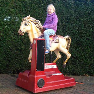 kiddy-ride kind paard rijden
